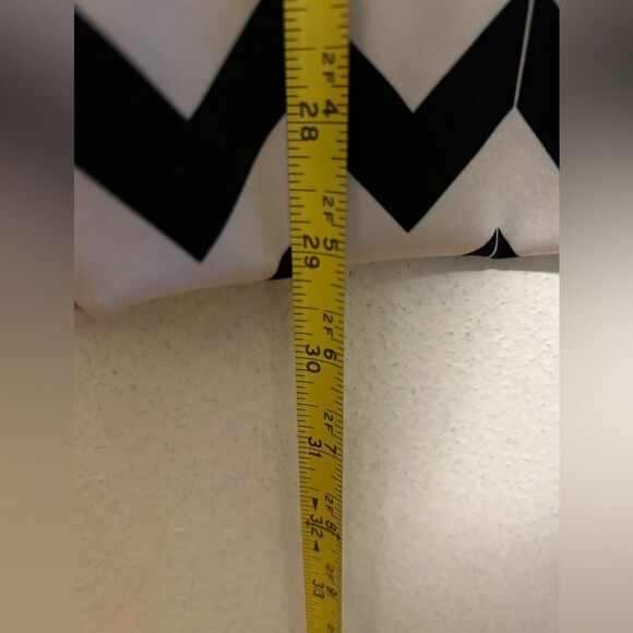 NWT Lululemon Vinyasa Scarf Luon Light
Arrow Chevron White Black / Black - Picture 11 of 11